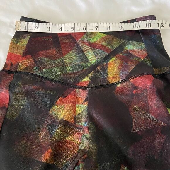 Onzie kaleidoscope print capri leggings size M/L - Picture 9 of 9